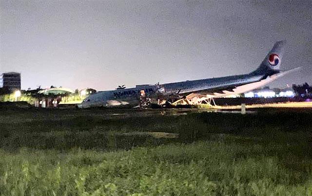 23일(현지시간) 필리핀 세부 막탄공항에서 악천후 속 착륙 후 활주로를 이탈(오버런·overrun)하는 사고가 발생한 대한항공 여객기가 동체가 파손된 채 멈춰서 있다.<br>24일 대한항공에 따르면 인천국제공항에서 전날 오후 6시 35분 출발해 세부 막탄 공항으로 향한 A330-300 여객기(KE631)가 착륙하는 과정에서 현지 기상 악화로 비정상 착륙했다. 악천후로 인해 이 여객기는 3번의 착륙 시도했으며, 결국 도착예정시간보다 1시간 정도 늦게 공항 착륙에 성공했지만, 활주로를 지나 수풀에서 멈춰 섰다.<br>당시 여객기에는 승객 162명과 승무원 11명이 타고 있었지만, 현재까지 인명 피해는 없는 것으로 파악됐다. 그러나 여객기 바퀴와 동체 일부가 파손됐다.  2022.10.24<br>트위터 캡처