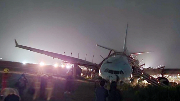 필리핀 세부 막탄공항에서 대한항공 여객기가 착륙 후 활주로를 이탈(오버런·overrun)하는 사고가 발생했다. 24일 대한항공에 따르면 인천국제공항에서 출발해 세부 막탄 공항으로 향한 A330-300 항공기가 현지 기상 악화로 비정상 착륙했다. <br>SNS 캡쳐