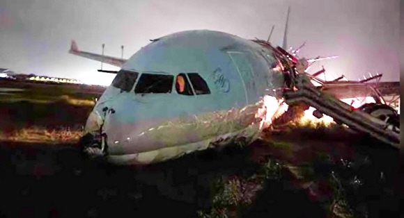 필리핀 세부 막탄공항에서 대한항공 여객기가 착륙 후 활주로를 이탈(오버런·overrun)하는 사고가 발생했다. 24일 대한항공에 따르면 인천국제공항에서 출발해 세부 막탄 공항으로 향한 A330-300 항공기가 현지 기상 악화로 비정상 착륙했다. <br>SNS 캡쳐