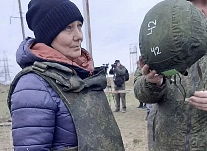 소총 훈련받는 러시아 중년 여성. 데일리메일 캡처