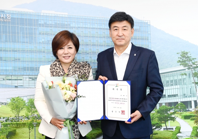 방세환 시장이 24일 위촉식에서 가수 한혜진에게 위촉장을 전달하고 기념사진을 찍고 있다. 광주시 제공 