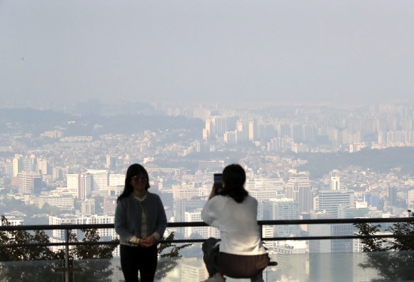 수도권 지역에 미세먼지와 초미세먼지가 한때 나쁨수준을 보인 21일 오후 서울 중구 남산에서 시민들이 미세먼지로 덮인 도심을 바라보고 있다. 2022.10.21. 뉴시스