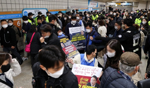 25일 오전 서울 용산구 삼각지역에서 전국장애인차별철폐연대(전장연)의 장애인권리예산 등을 촉구하는 ‘제41차 출근길 지하철 탑니다’ 시위로 시민들이 출근길에 불편을 겪고 있다. 2022.10.25. 뉴시스