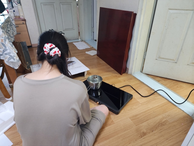 영등포구로부터 지원받은 인덕션 레인지를 시범 사용중인 한부모가정. 영등포구 제공