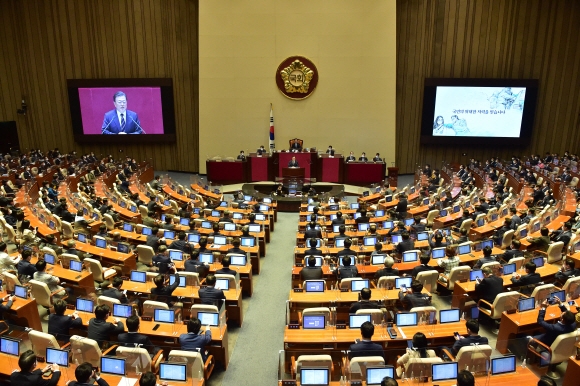 문재인 대통령이 25일 국회 본회의장에서 2022년도 예산안 시정연설을 하고 있다.2021.10.25 김명국 기자