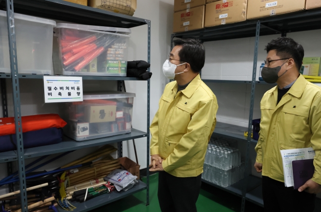 김동연 지사가 25일 접경지역인 연천군 차탄리 주민대피시설을 살펴보고 있다. 경기도 제공 