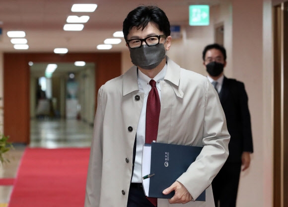 한동훈 법무부 장관이 25일 오전 서울 종로구 정부서울청사에서 열린 국무회의에 참석하고 있다.