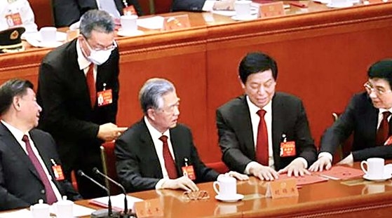 지난 22일 당대회 폐막식에서 시진핑(왼쪽) 중국 국가주석이 당 중앙판공청 쿵사오쉰 부주임(왼쪽에서 두번째)과 대화를 나누고 있다. 스페인 ABC 캡처