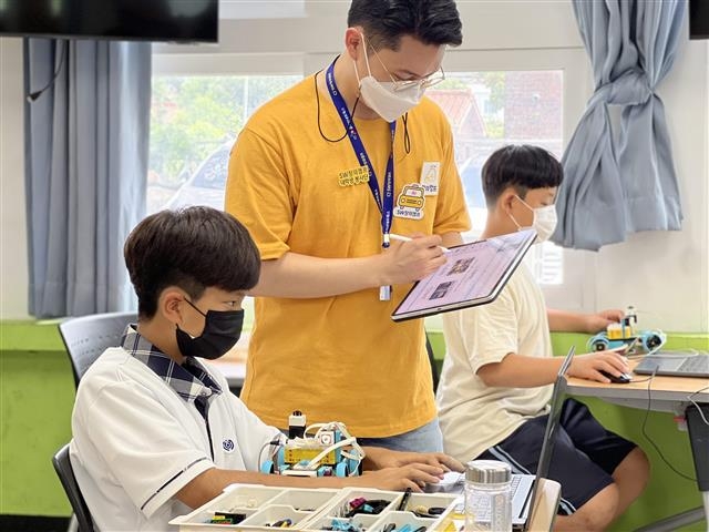 CJ올리브네트웍스는 2015년부터 임직원이 직접 찾아가 코딩 교육을 무상으로 제공하는 ‘CJ SW창의캠프’를 진행하고 있다. CJ올리브네트웍스 제공
