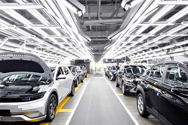 현대자동차 울산공장 생산라인에서 현대차의 첫 번째 전용 플랫폼 전기차 ‘아이오닉5’가 생산되고 있다. 현대차그룹 제공