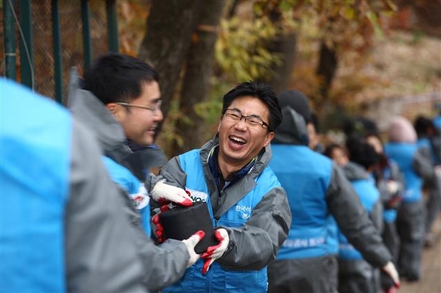 ‘에너지 빈곤층을 위한 연탄 배달 봉사활동’에 참여한 한국석유공사 임직원들이 인간띠를 만들어 생활이 어려운 가정에 나눠줄 연탄을 운반하고 있다. 한국석유공사 제공