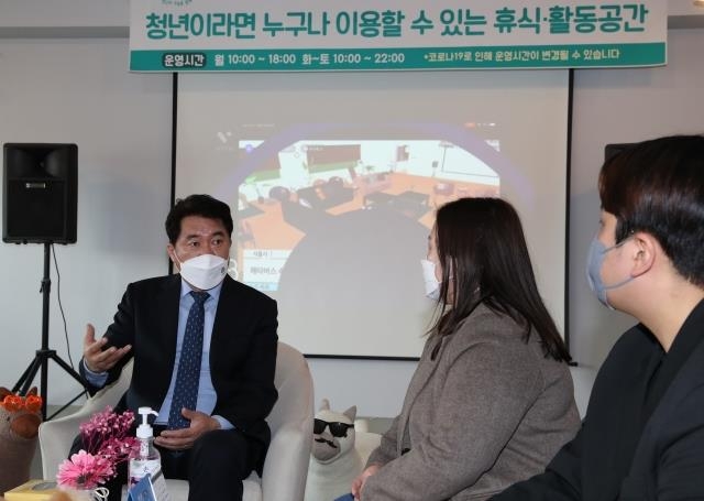 박준희 서울 관악구청장이 신림동쓰리룸에서 지역 청년들과 대화를 나누고 있다. 관악구 제공