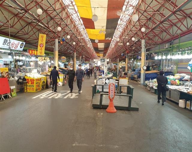 서울 중구 신중앙시장의 바닥 재정비 전의 모습. 중구 제공