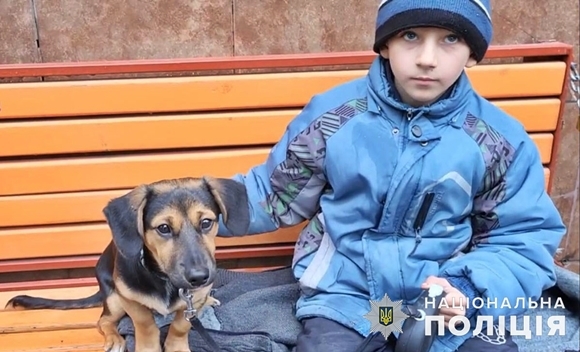 25일(현지시간) 우크라이나 내무부는 동부 도네츠크 바흐무트에서 전쟁고아가 된 소년 보흐단(8, 사진)을 극적으로 구조했다고 밝혔다. 2022.10.25  우크라이나 내무부