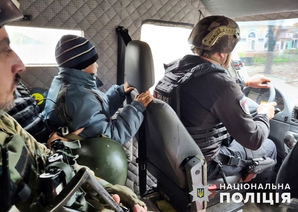 25일(현지시간) 우크라이나 내무부는 동부 도네츠크 바흐무트에서 전쟁고아가 된 소년 보흐단(8, 사진)을 극적으로 구조했다고 밝혔다. 2022.10.25  우크라이나 내무부