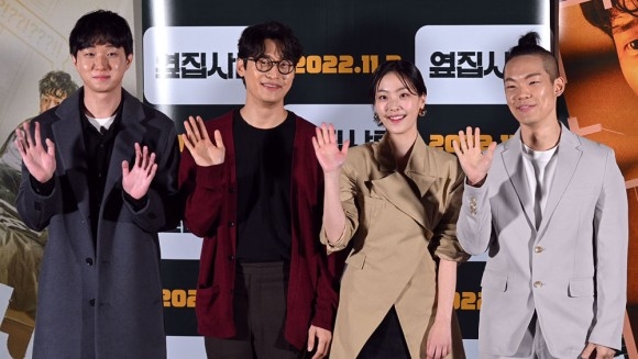 왼쪽부터 염지호 감독, 배우 오동민과 최희진, 이정현 