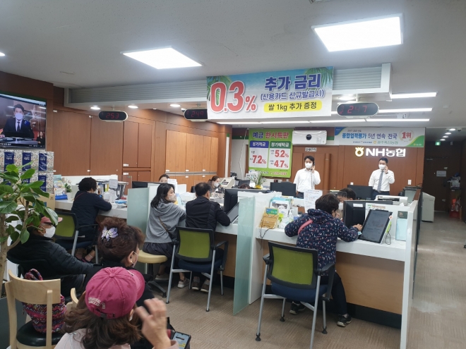 광주축산농협은 지난 25일 진행한 200억 원 한도 정기적금 최대 7.2% 글리 상품이 단 하루 만에 조기마감 됐다. 광주축산농협 제공 