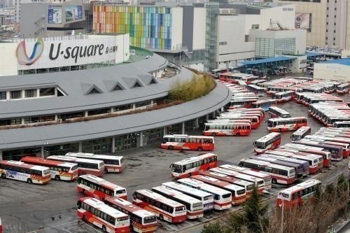 코로나 19 이후 광주종합버스터미널 이용객 수가 급감하며 노선 축소 등 자구책을 시행하고 있지만 고용유지지원금 업종에서 고속버스업계가 제외되면서 대규모 해고 사태가 우려되고 있다. 광주유스퀘어 모습 