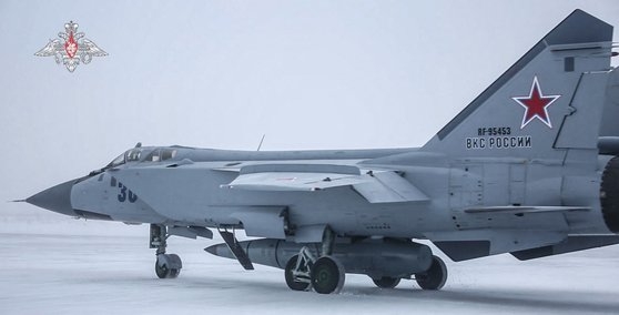 러시아 국방부가 지난 2월 19일 실시한 핵전쟁 훈련 그롬에서 순항미사일을 탑재한 러시아 공군의 초음속 전투기 MIG-31K 모습을 공개했다. AFP 연합뉴스