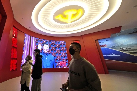 지난 25일 중국 베이징 군사박물관에서 시진핑 중국 국가주석의 영상이 전시되고 있다. 베이징 AP 연합뉴스