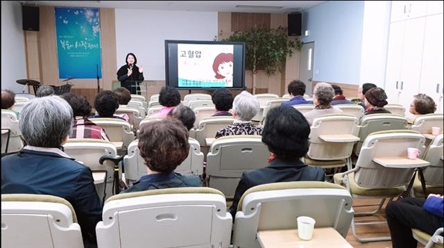 2019년 11월 진행된 서울 용산구의 ‘찾아가는 건강교실’ 모습. 용산구 제공