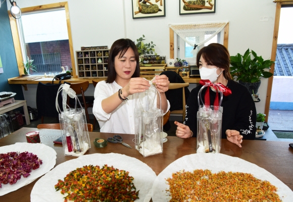‘봉산캠퍼스’의 꽃차 칵테일 키트 제작 장면이다.  신원미상 제공 
