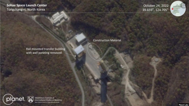 　민간 위성사진업체 ‘플래닛랩스’가 지난 24일 북한 동창리 서해위성발사장을 찍은 위성 사진 속에 발사장 중심부의 이동식 조립건물(화살표)의 벽면이 뜯겨져 있다. 제임스마틴 비확산센터는 26일 위성사진을 공개하며 “이동식 건물에서 작업 공간을 만들려는 의도로 보인다”고 분석했다.  　미국의소리 캡처
