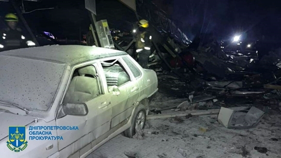25일(현지시간) 우크라이나 드니프로페트롭스크 드니프로시의 한 주유소가 러시아군 미사일 공습으로 초토화됐다. 이날 러시아군 공격으로 임산부 1명을 포함해 민간인 2명이 숨지고 4명이 다쳤다. 2022.10.25  우크라이나 검찰총장실