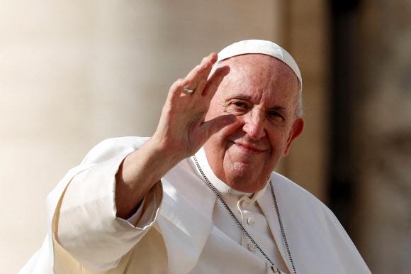프란치스코 교황이 바티칸에서 열린 주간 일반청중 연설에 참석하고 있다. 2022.10.26 로이터 연합뉴스