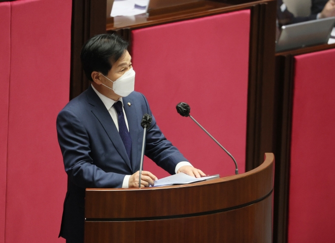 더불어민주당 주철현 의원이 국회 본회의에서 여수세계박람회법 개정안 제안에 대해 설명하고 있다.