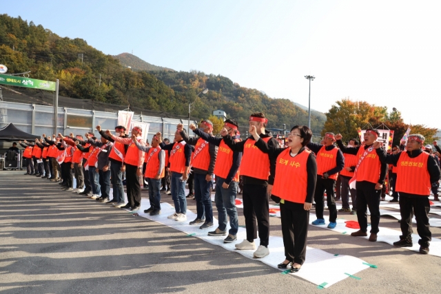 도계살리기비상대책위는 27일 도계읍 종합회관 앞 광장에서 주민 등 500여명이 참석한 가운데 도계살리기 생존권 대주민 결의대회를 갖고 폐광 대책을 촉구했다. 삼척시 제공