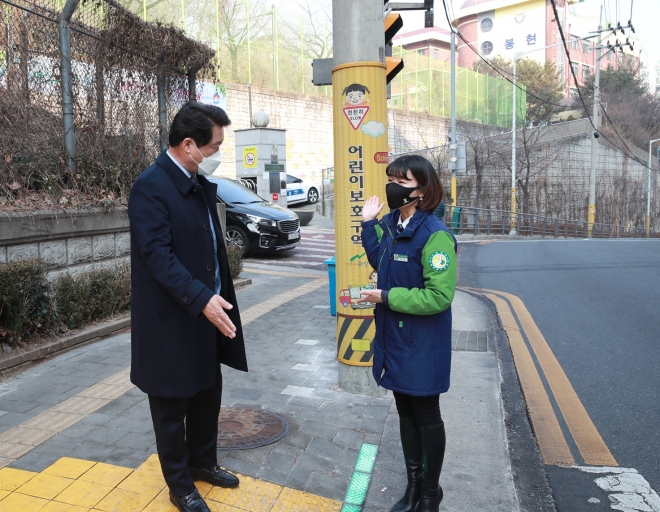 서울 관악구 봉현초등학교 앞 스마트횡단보도 현장점검하는 박준희 관악구청장. 관악구 제공.