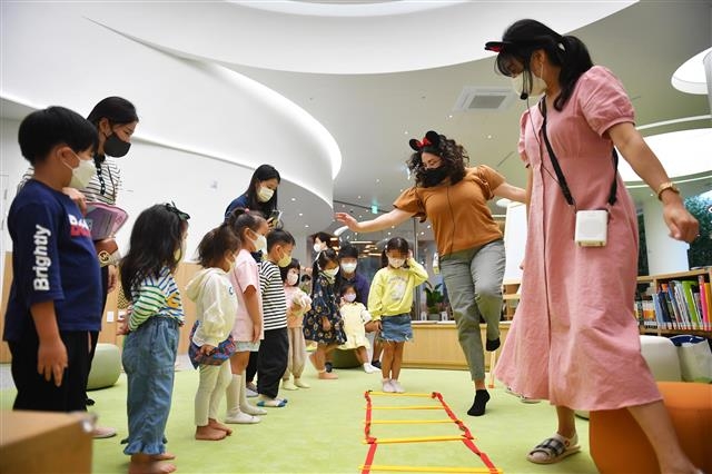 부산시청 1층에 설치된 어린이복합문화공간 ‘들락날락’에서 원어민과 함께하는 체험형 유아 영어 교육 프로그램이 진행되고 있다. 부산시 제공