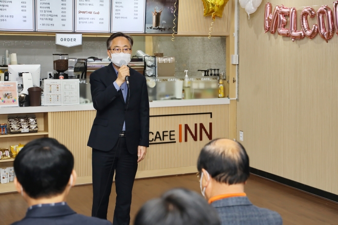 27일 ‘카페인 독산점’ 개업식에서 유성훈 금천구청장이 인사말을 하고 있다. 금천구 제공