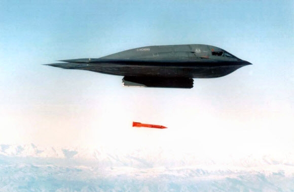 B-2 전략폭격기가 B61 계열의 폭탄을 투하하고 있다. AFP 연합뉴스