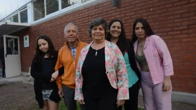 45년 만에 약속을 지키고 변호사 자격을 취득한 피노 할머니(사진 가운데)와 가족들