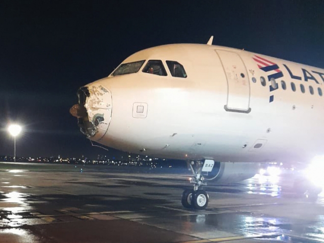 비행 중 만난 악천후에 코 부분이 통째로 날아간 라탐 항공 소속 에어버스 A320 여객기의 기수. 트위터 캡처