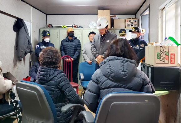 26일 발생한 경북 봉화군 아연 채굴 광산 매몰 사고로 작업자 2명이 나흘째 고립된 가운데 채굴업체 대표이사가 28일 작업자 가족들에게 사과하고 있다. 2022.10.28 연합뉴스