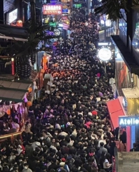 지난 29일 밤 서울 용산구 이태원 한복판에서 심정지 환자가 대규모로 발생했다. 3년 만에 첫 ‘야외 노마스크’ 핼러윈을 맞아 인파가 몰리면서 대규모 압사사고가 일어난 것으로 추정된다. 사진은 사고가 일어난 날 이태원에 몰린 인파. 2022.10.30 SNS 캡처