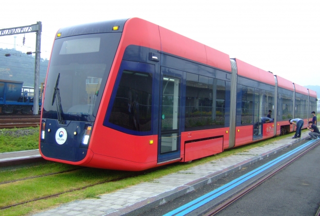 한국철도기술연구원과 현대로템이 개발한 배터리 방식의 트램(노면전차)이 2020년 10월 한국철도기술연구원 오송기지에서 시험운전을 하고 있다. 교통평론가 한우진씨 제공.