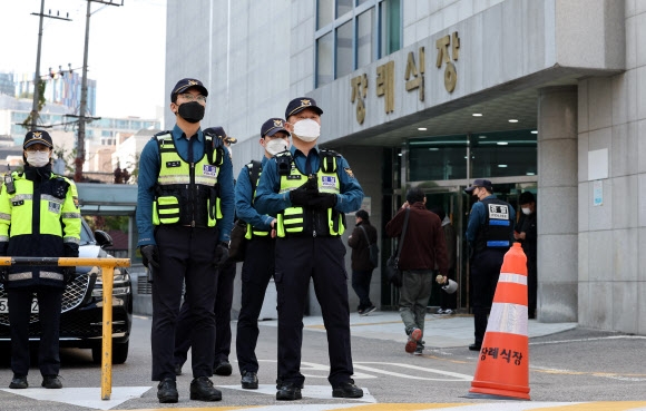 30일 오후 이태원 압사 사고 사망자들이 안치된 서울 용산구 순천향대학교서울병원 장례식장 입구를 경찰이 통제하고 있다. 연합뉴스