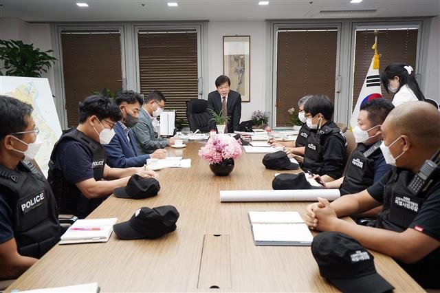 이필형 서울 동대문구청장이 지난달부터 불법 거리노점 정비를 위해 투입된 특별사법경찰들과 회의를 하고 있다. 동대문구 제공