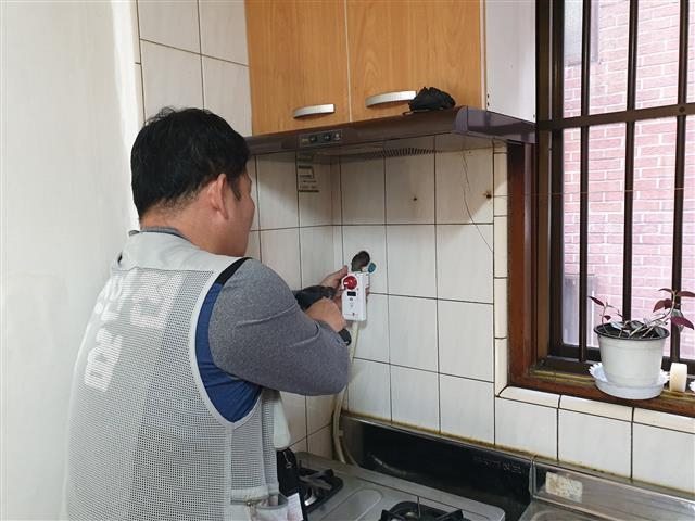 서울시 강서구 관계자가 안전취약가구를 방문해 가스레인지의 안전 상태를 점검하고 있다. 강서구 제공