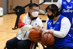 장애·비장애인 한 팀 이뤄 경기… ‘행복한 중랑’ 슛~ 골인 [현장 행정]