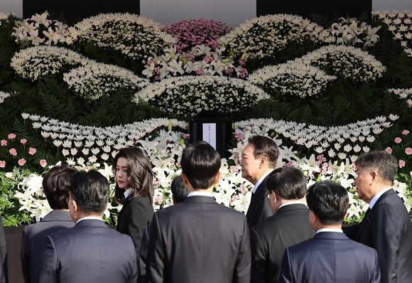 31일 윤석열 대통령과 김건희 여사가 31일 오전 서울 중구 서울시청 광장에 설치된 이태원 사고 사망자 합동분향소를 찾아 조문하고 있다. 2022.10.31  연합뉴스