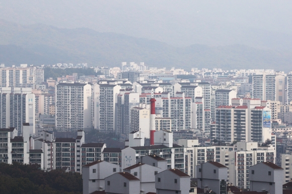 서울 아파트 단지. 올해 1~9월 아파트 거래량이 지난해 ㄱ샅은 기간보다 70.4% 감소했다. 서울신문 DB
