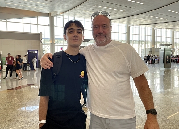 지난 8월 한국행을 위해 조지아주 하츠필드 잭슨 애틀랜타 국제공항에 갔던 날, 눈물을 글썽이는 부모와 달리 스티븐(왼쪽)은 흥분을 감추지 못했다. 사진은 공항에서 아버지와 마지막으로 찍은 것.  스티브 블레시