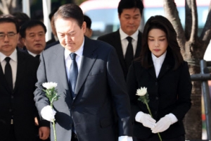 [서울포토] 윤석열 대통령 부부, 합동분향소 조문