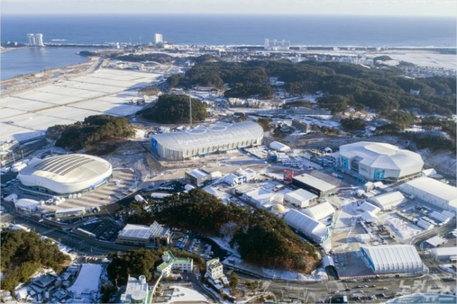 강릉지역 사회단체들은 2024 동계청소년올림픽 개폐회식을 강릉에서 게최해 줄것을 대회 조직위에 건의했다. 2018 동계올림픽때 각종 빙상경기가 펼쳐졌던 빙상경기장들. 강릉시 제공