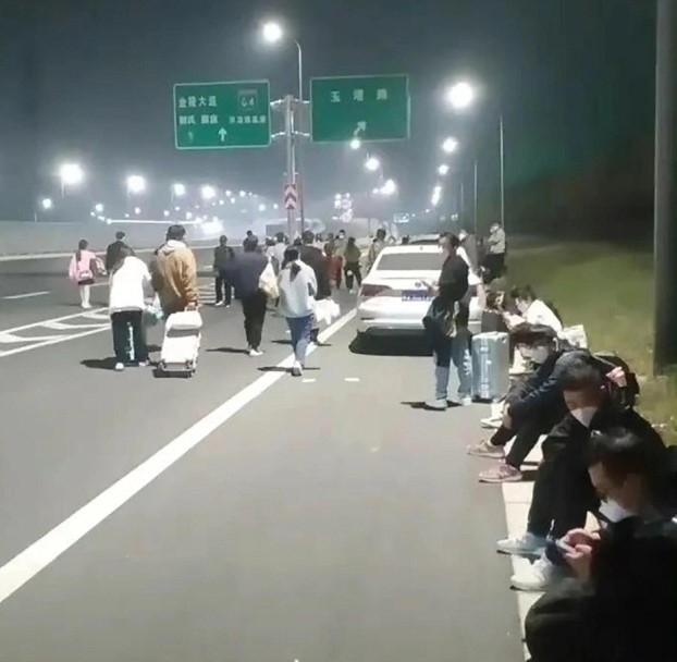 중국 허난성 정저우 폭스콘 공장에서 탈출한 노동자들이 걸어서 고향으로 돌아가고 있다. 소셜미디어 캡처